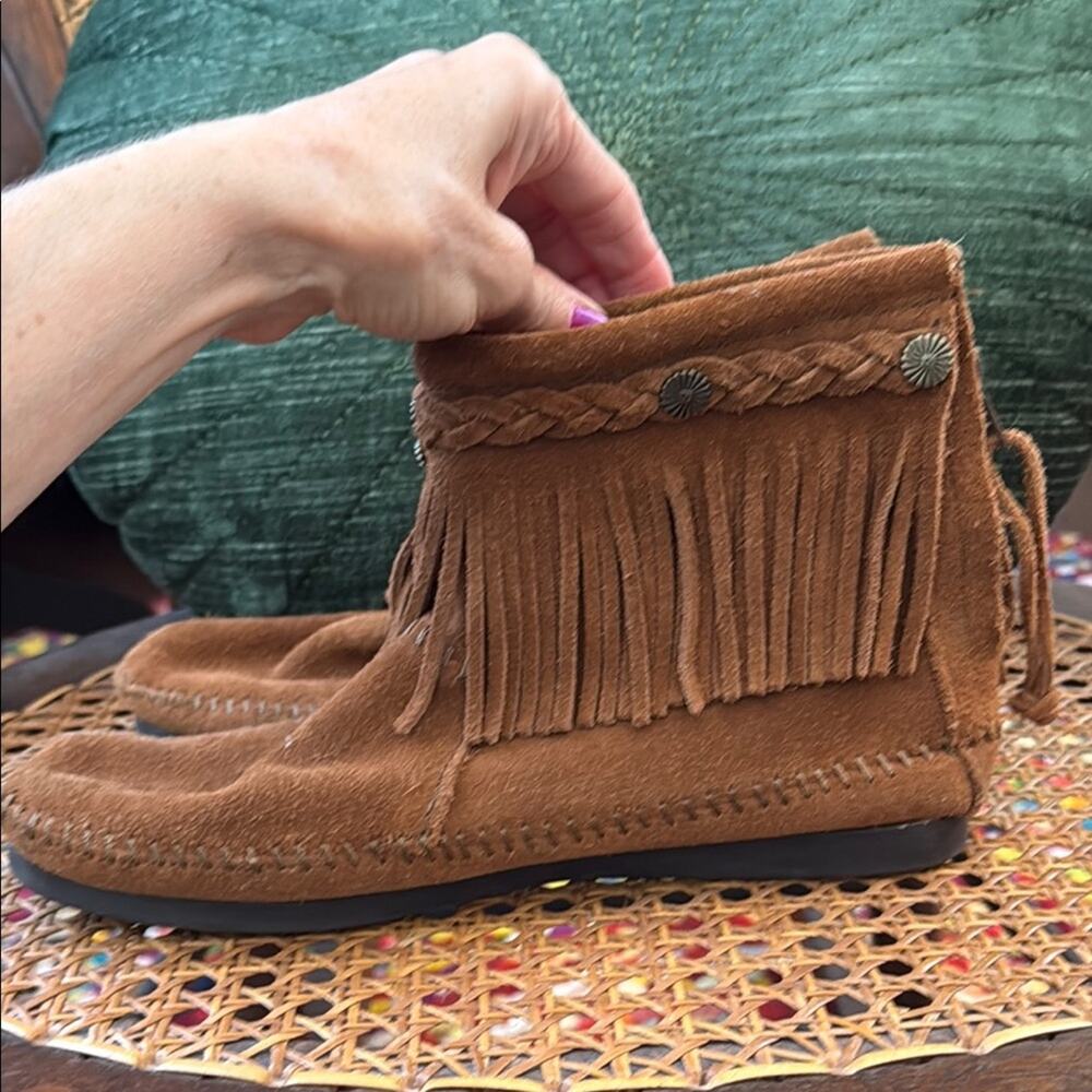 Minnetonka Tobacco Brown Suede High Top Braided Fringe Back Zip Booties